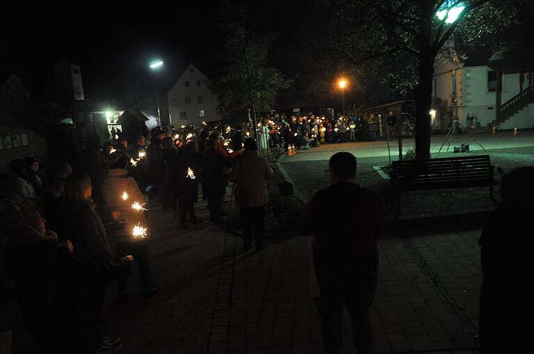 Mit dem Singen des Ermershausen-Lieds schloss der Faschingsauftakt. Dann ging es ins Feuerwehrhaus. Mit dem Singen des Ermershausen-Lieds schloss der Faschingsauftakt. Dann ging es ins Feuerwehrhaus.