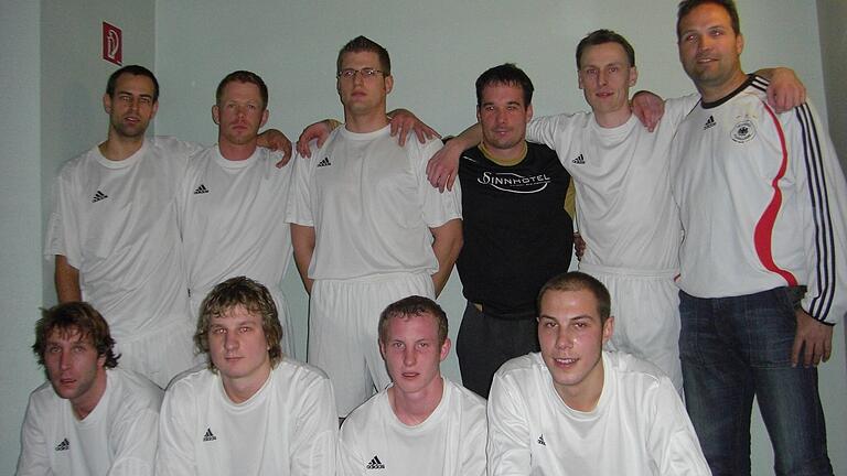 TSVgg Hausen war der erste Bayerische Futsal-Meister - Die TSVgg Hausen beherrscht die Futsal-Welt im Spielkreis Rhön. Über die Kreismeisterschaft im Jahr 2008 freuten sich (hinten, von links): Miroslav Faktor, Thomas Bauer, Bastian Schober, Alexander Werner, Frank Wilm und Trainer Norbert Reichert sowie (vorne, von links) Thomas Stasny, Miroslav Novak, Patrick Fichte, Sebastian Fichtl. TSVgg Hausen war der erste Bayerische Futsal-Meister - Die TSVgg Hausen beherrscht die Futsal-Welt im Spielkreis Rhön. Über die Kreismeisterschaft im Jahr 2008 freuten sich (hinten, von links): Miroslav Faktor, Thomas Bauer, Bastian Schober, Alexander Werner, Frank Wilm und Trainer Norbert Reichert sowie (vorne, von links) Thomas Stasny, Miroslav Novak, Patrick Fichte, Sebastian Fichtl.