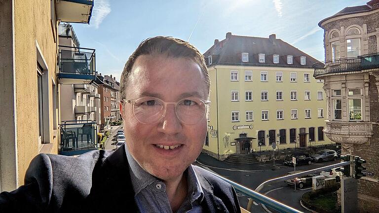 Christian Knies wohnt seit Ende 2020 an der Ecke Rottendorfer Straße / Annastraße im zweiten Stock. "Es ist deutlich weniger geworden, das ist ja fast eine Sackgassensituation vor meiner Tür", sagt er. Christian Knies wohnt seit Ende 2020 an der Ecke Rottendorfer Straße / Annastraße im zweiten Stock. "Es ist deutlich weniger geworden, das ist ja fast eine Sackgassensituation vor meiner Tür", sagt er.