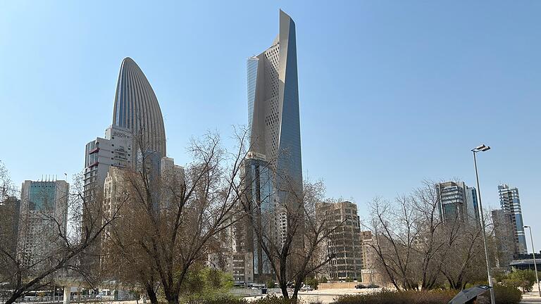 Heißes Wetter in Kuwait       -  Stadtbäume sind in vielen Teilen Kuwaits vetrocknet.