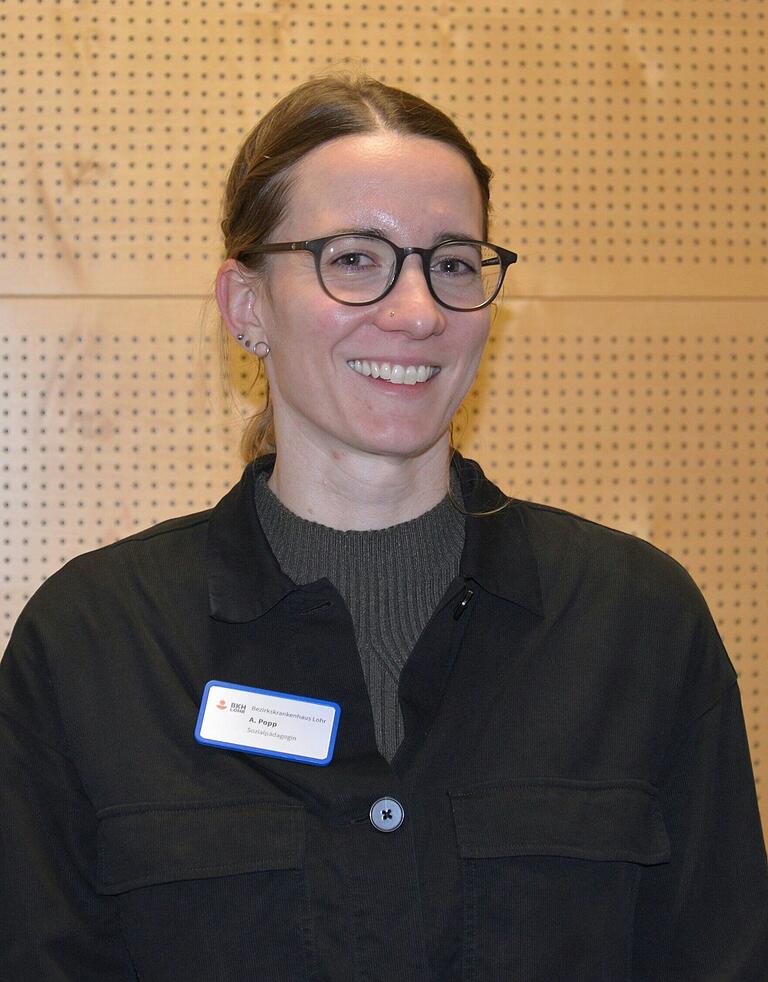 Ansprechpartnerin für Arbeitgeber, die Arbeitsplätze für Forensik-Patienten anbieten möchten, ist Annika Popp, Sozialpädagogin am Bezirkskrankenhaus Lohr. Ansprechpartnerin für Arbeitgeber, die Arbeitsplätze für Forensik-Patienten anbieten möchten, ist Annika Popp, Sozialpädagogin am Bezirkskrankenhaus Lohr. 