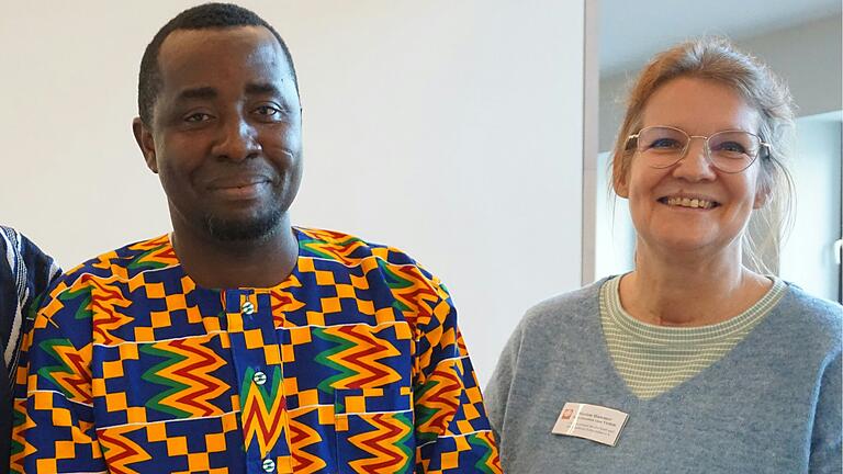 Gemeinsam wollen sie die Menschen in Ghana unterstützen. Von links Augustine Kusi Agyemang und Marion Hammer von der Casa Vielfalt.