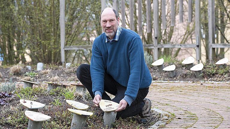 Seelsorger Georg Ruhsert zeigt am neuen Gedenkort die Keramiktafeln mit Schrift, Reliefs und Plastiken, die von blinden Menschen ertastet werden können. Seelsorger Georg Ruhsert zeigt am neuen Gedenkort die Keramiktafeln mit Schrift, Reliefs und Plastiken, die von blinden Menschen ertastet werden können.