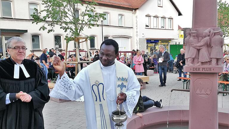 Der evangelische Pfarrer Philipp Klein (links) und sein katholischer Amtsbruder Blaise Okpanachi segneten den Marktplatz mit dem Brunnen. - Der evangelische Pfarrer Philipp Klein (links) und sein katholischer Amtsbruder Blaise Okpanachi segneten den Marktplatz mit dem Brunnen. Der evangelische Pfarrer Philipp Klein (links) und sein katholischer Amtsbruder Blaise Okpanachi segneten den Marktplatz mit dem Brunnen. - Der evangelische Pfarrer Philipp Klein (links) und sein katholischer Amtsbruder Blaise Okpanachi segneten den Marktplatz mit dem Brunnen.
