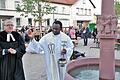 Der evangelische Pfarrer Philipp Klein (links) und sein katholischer Amtsbruder Blaise Okpanachi segneten den Marktplatz mit dem Brunnen.       -  Der evangelische Pfarrer Philipp Klein (links) und sein katholischer Amtsbruder Blaise Okpanachi segneten den Marktplatz mit dem Brunnen.