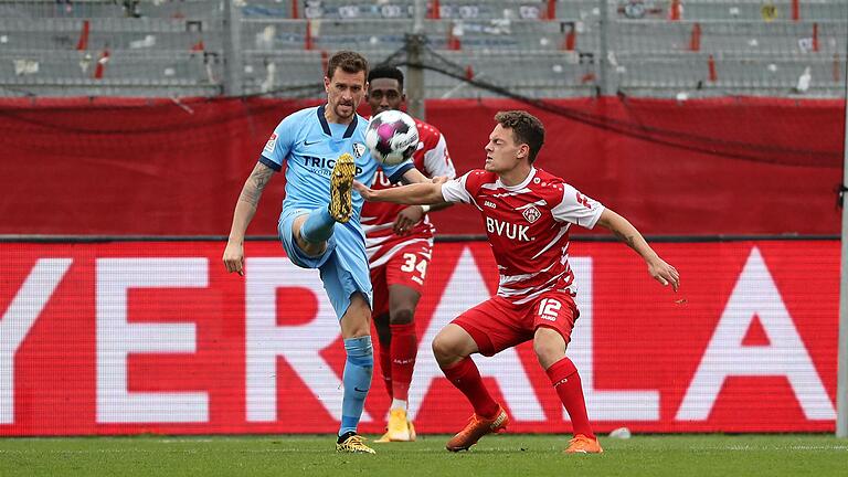 Können die Kickers mit Patrick Sontheimer (links) auch gegen den VfL Bochum mit seinem besten Torschützen Simon Zoller überraschen? Können die Kickers mit Patrick Sontheimer (links) auch gegen den VfL Bochum mit seinem besten Torschützen Simon Zoller überraschen?