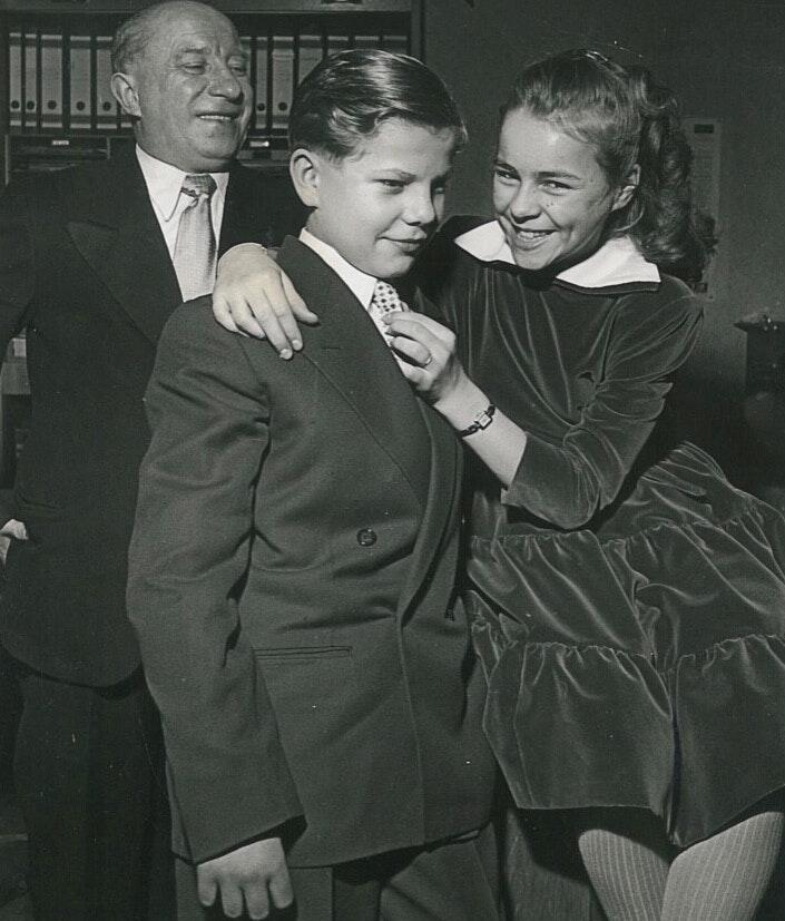 Der künftige Kino-Betreiber Lothar Michel mit dem Kinderstar Conny Froboess Anfang der 1950er Jahre, im Hintergrund der Vater Josef Michel.