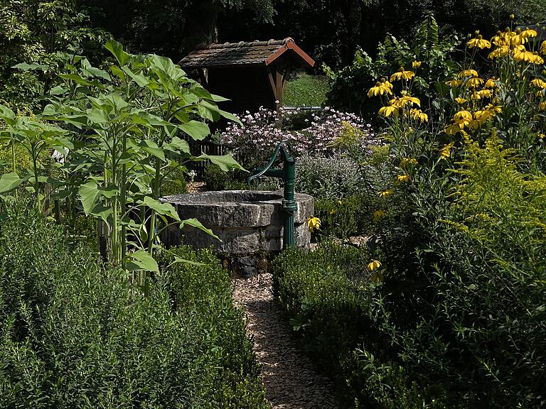 Der Kräutergarten in Stetten ist eine Oase. Jeder kann rein und sich umschauen. Der Kräutergarten in Stetten ist eine Oase. Jeder kann rein und sich umschauen.
