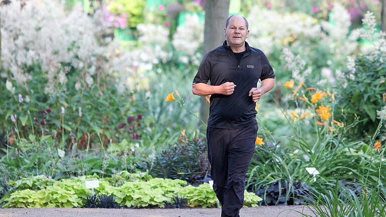 42154938.jpg       -  Bundeskanzler Olaf Scholz (SPD) hat sich beim Joggen verletzt.