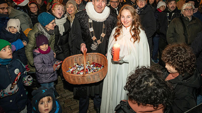 Eröffnung des Würzburger Weihnachtsmarktes am Freitag 01.12.23 auf dem Würzburger Marktplatz durch die Lichtermaid und Oberbürgermeister Christian Schuchardt.