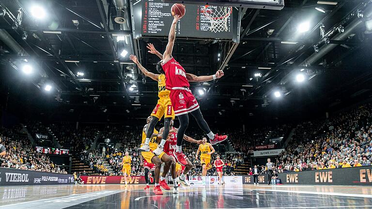 Auch in Oldenburg auf der Höhe: Die Würzburg Baskets um Otis Livingston II (am Ball).