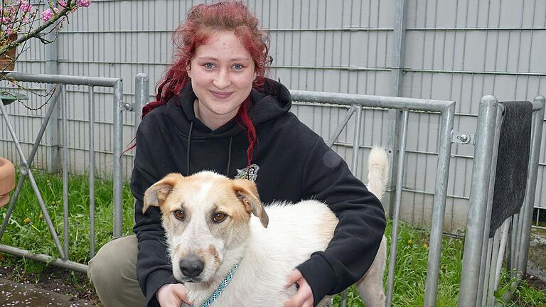 Mina hat eine unruhige Vergangenheit hinter sich. Sie muss jetzt lernen, Vertrauen zu gewinnen. Tierpflegerin Lea Dangendorf bringt die notwendige Geduld auf.