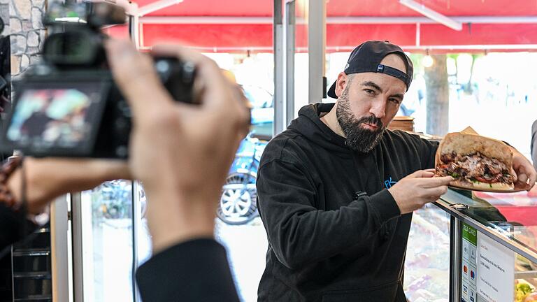 Berliner testet alle U-Bahn-Döner       -  Der Berliner Youtuber Can F. Kennedy testet alle Dönerläden an U-Bahnhöfen.