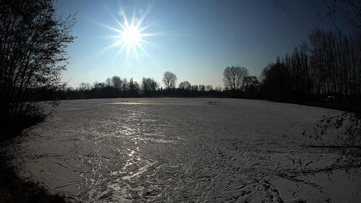 Der Iphöfer Stadtsee im Gegenlicht der morgendlichen Sonne. Ein Winter, der zauberhafte Motive schafft. Eine Winterwanderung um dieses idyllische Städtchen gibt diesen Blick preis.