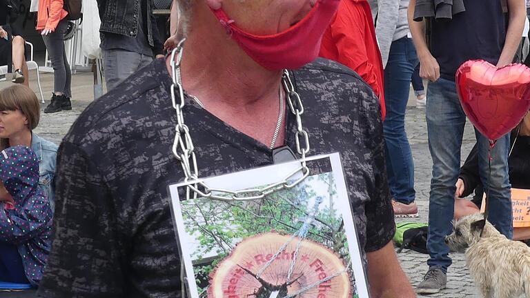 Wer hat die Hosen an? Dieser Demonstrant ist mit der staatlich verordneten Maskenpflicht sichtlich nicht einverstanden.