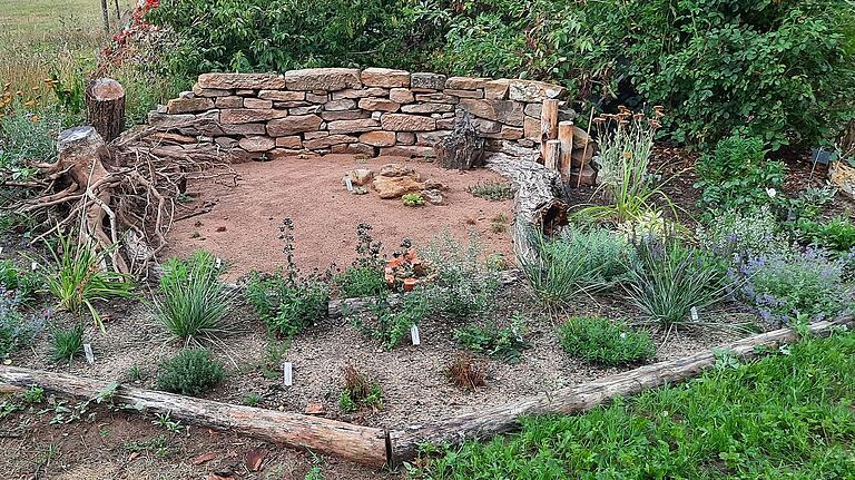 Bloß keine Schütter-Wüsten: Auch im umweltgerechten Garten haben Steine Platz – locker arrangiert als Zuhause für Käfer oder Eidechsen.