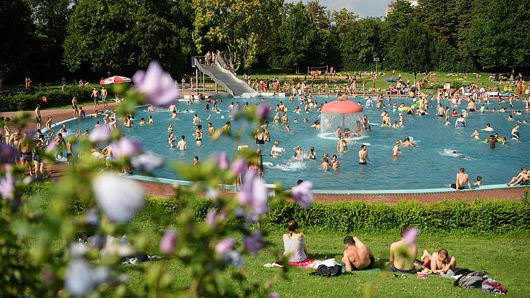 Bei heißen Temperaturen bieten die Becken im Dallenbergbad eine willkommene Abwechslung, wie ihr im Juli 2018.