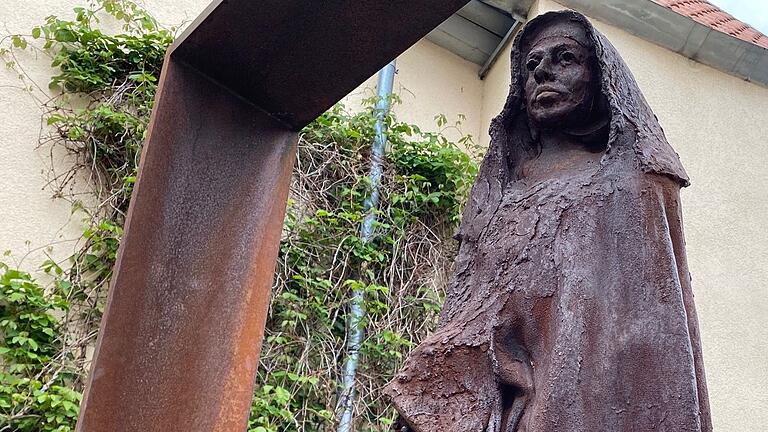 Franziska Streitel ist eine bekannte Tochter Mellrichstadts. Eine in Eisen gegossene Figur der Ordensgründerin ziert den Rossmarkt. Mit der Gemeinde Sant'Elia, in der Franziska Streitel 1911 gestorben ist, strebt die Stadt nun eine Partnerschaft an. Franziska Streitel ist eine bekannte Tochter Mellrichstadts. Eine in Eisen gegossene Figur der Ordensgründerin ziert den Rossmarkt. Mit der Gemeinde Sant'Elia, in der Franziska Streitel 1911 gestorben ist, strebt die Stadt nun eine Partnerschaft an.