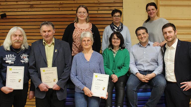 Vorstandsneuwahlen und Ehrungen standen beim TV Großlangheim an. Das Bild zeigt (vorne von links) die langjährigen Mitglieder Richard Pfannes, Franz Pfannes und Maria Schneider sowie Schatzmeisterin Bettina Meyer, Handball-Abteilungsleiter Matthias Günther und Vorsitzenden Markus Günther. Hinten von links: Schriftführerin Ilona Zwosta, Oberturnwartin Anja Lenhart und stellvertretende Vorsitzende Barbara Herrmann.&nbsp;