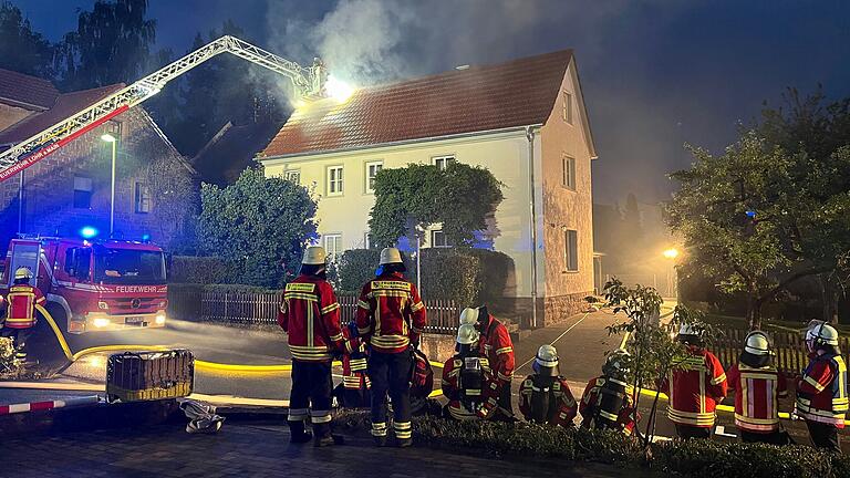 Nach einem Blitzeinschlag in Lohr löschte die Feuerwehr am Donnerstagabend einen Dachstuhlbrand. Nach einem Blitzeinschlag in Lohr löschte die Feuerwehr am Donnerstagabend einen Dachstuhlbrand.