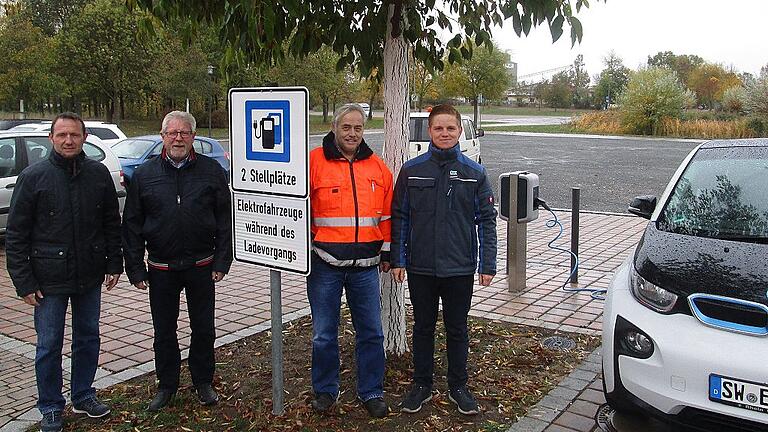 Über die neue E-Tankstelle in Sand freuen sich (von links) Matthias Zink, Geschäftsleiter der Gemeinde Sand, Zweiter Bürgermeister Gerhard Zösch, Norbert Böhm vom Bauamt sowie Andreas Ebert von der Überlandzentrale Lülsfeld. Über die neue E-Tankstelle in Sand freuen sich (von links) Matthias Zink, Geschäftsleiter der Gemeinde Sand, Zweiter Bürgermeister Gerhard Zösch, Norbert Böhm vom Bauamt sowie Andreas Ebert von der Überlandzentrale Lülsfeld.