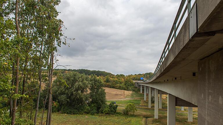 Die Autobahnbrücke der A7 bei Stettbach soll abgerissen und neu gebaut werden. Kürzlich fand der Erörterungstermin für das Planfeststellungsverfahren statt.&nbsp;