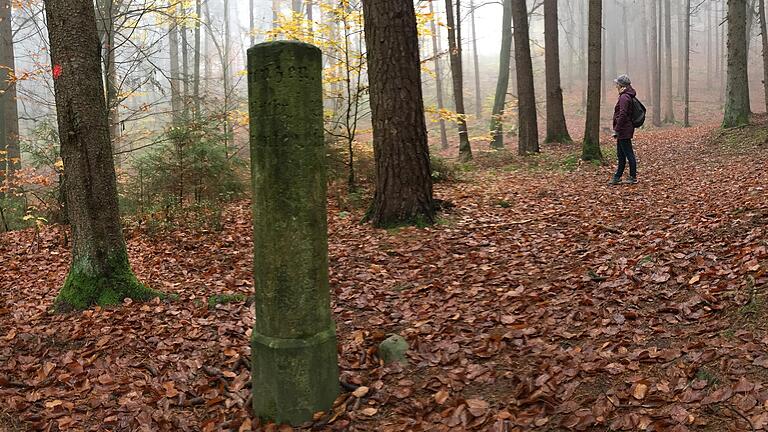 Einst so etwa wie der Mittelpunkt von Franken: Zwischen Geiselwind und Ebersbrunn steht der alte Dreifrankenstein.