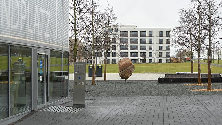 Blick auf die Wiese zwischen Cube und den Häusern der Stadtbau auf dem ehemaligen Gelände der Landesgartenschau am Hubland.