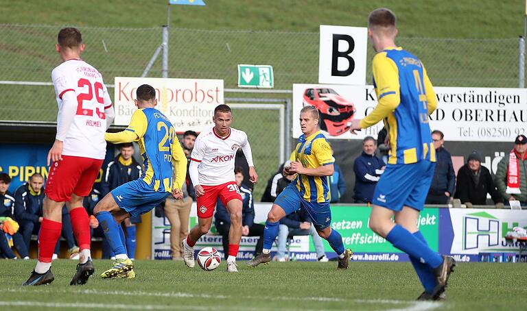 Beim letzten Gastspiel in Pipinsried gewannen Benyas Junge-Abiol (am Ball) und die Würzburger Kickers im November 2022 knapp mit 2:1. Damals ging es um Punkte in der Regionalliga.