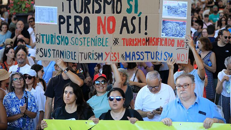 Demo gegen Massentourismus auf Mallorca       -  Viele Menschen haben den Massentourismus satt - nicht nur auf Mallorca