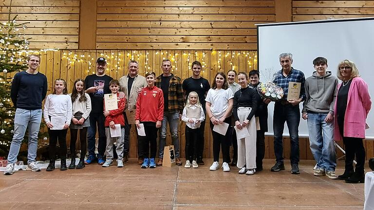 Ehrung der ehrenamtlich tätigen Mitglieder mit ihren Laudatoren: Jonas Prause (2. Vorsitzender), Finnja Weiß, Nela Selzam, Roland Weiß (30 J.). Tino Handel, Alois Förster (40 J.Platzwart), Julian Deckert, Volker Rückert (20 J.), Julian Stark (10 J.), Elli Selzam, Frieda Füller, Rosalie Weiß, Martina Mühl (15 J.), Gerhard Dereser (40 J.), Leon Zimmermann, Petra Weingart (1. Vorsitzende). Es fehlen Marion Ehrhardt (10 J.), Stefan Förster (25 J.). Ehrung der ehrenamtlich tätigen Mitglieder mit ihren Laudatoren: Jonas Prause (2. Vorsitzender), Finnja Weiß, Nela Selzam, Roland Weiß (30 J.). Tino Handel, Alois Förster (40 J.Platzwart), Julian Deckert, Volker Rückert (20 J.), Julian Stark (10 J.), Elli Selzam, Frieda Füller, Rosalie Weiß, Martina Mühl (15 J.), Gerhard Dereser (40 J.), Leon Zimmermann, Petra Weingart (1. Vorsitzende). Es fehlen Marion Ehrhardt (10 J.), Stefan Förster (25 J.).