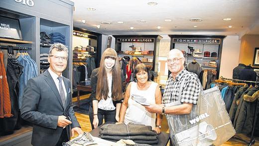 Wöhrl bekennt sich zu Schweinfurt - (spf) Mit Sekt, Häppchen und Cocktails sowie einer „Happy Hour-Shopping“-Aktion hat das Modehaus Wöhrl in der Spitalstraße die Kunden in seinen neugestalteten Räumen begrüßt. Zehn Wochen dauerten die Umbaumaßnahmen, die auch eine Vergrößerung der Verkaufsfläche und die Modernisierung der Außenfassade zum Ziel hatten. „Wir haben die Hosenabteilungen ausgebaut und unser Angebot mit Premium-Markenshops ergänzt“, berichtete Geschäftsführer Philipp Stein anlässlich der Wiedereröffnung. Zudem wurden manche Abteilungen im Haus neu angeordnet: So befinden sich unter anderem das Damen- wie auch Herren-Wäschesortiment nun im Erdgeschoss. Die Modernisierung erfolgte laut Stein in enger Kooperation mit der Hauseigentümerfamilie Rosa. Der Mietvertrag sei verlängert worden und laufe nun mehr als zehn Jahre. „Der Umbau ist als ein deutliches Bekenntnis von Wöhrl zum Standort Schweinfurt zu werten.“ Der Wöhrl-Geschäftsführer hofft, dass weitere Kundenmagneten in der Innenstadt dem Beispiel des Modehauses folgen. „Die Innenstadt ist attraktiv, und soll es als Gesamtheit auch künftig bleiben.“ Wöhrl bekennt sich zu Schweinfurt - (spf) Mit Sekt, Häppchen und Cocktails sowie einer „Happy Hour-Shopping“-Aktion hat das Modehaus Wöhrl in der Spitalstraße die Kunden in seinen neugestalteten Räumen begrüßt. Zehn Wochen dauerten die Umbaumaßnahmen, die auch eine Vergrößerung der Verkaufsfläche und die Modernisierung der Außenfassade zum Ziel hatten. „Wir haben die Hosenabteilungen ausgebaut und unser Angebot mit Premium-Markenshops ergänzt“, berichtete Geschäftsführer Philipp Stein anlässlich der Wiedereröffnung. Zudem wurden manche Abteilungen im Haus neu angeordnet: So befinden sich unter anderem das Damen- wie auch Herren-Wäschesortiment nun im Erdgeschoss. Die Modernisierung erfolgte laut Stein in enger Kooperation mit der Hauseigentümerfamilie Rosa. Der Mietvertrag sei verlängert worden und laufe nun mehr als zehn Jahre. „Der Umbau ist als ein deutliches Bekenntnis von Wöhrl zum Standort Schweinfurt zu werten.“ Der Wöhrl-Geschäftsführer hofft, dass weitere Kundenmagneten in der Innenstadt dem Beispiel des Modehauses folgen. „Die Innenstadt ist attraktiv, und soll es als Gesamtheit auch künftig bleiben.“