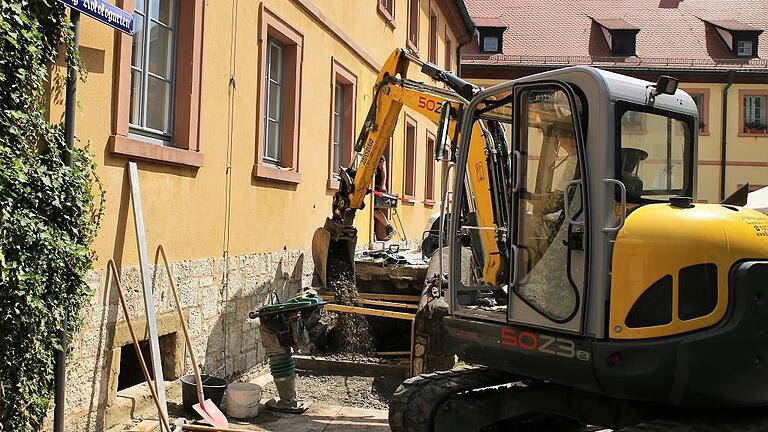 Die Bauarbeiten für die Sanierung des Mittelbaus auf der Ostseite des Rathaushofes haben begonnen. Im Bild erfolgt der Teilabbruch der Eingangstreppe.