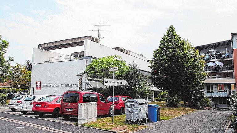 Wenn die Caritas-Sozialstation St. Sebastian neu baut, könnte das Alten- und Pflegeheim der Heroldstiftung (rechts im Bild) an dessen Stelle erweitern.