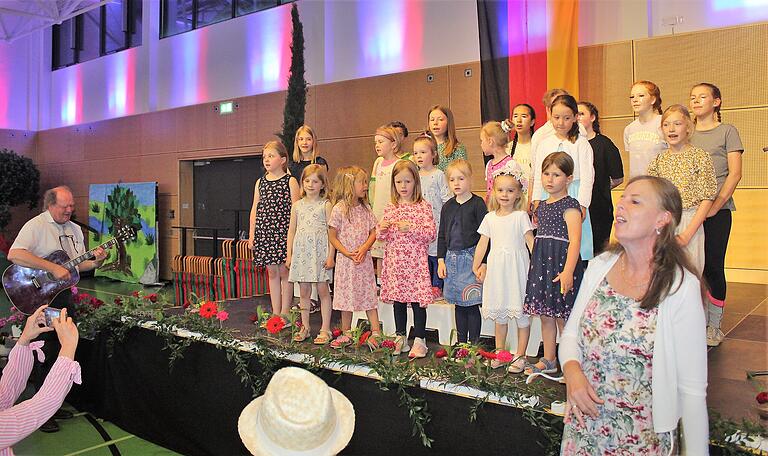 Der Kinder- und Jugendchor des Musikvereins um Leiterin Petra Hergeth (rechts) ließ beim Jubiläum die deutschen und französischen Besucher mitsingen. Der Kinder- und Jugendchor des Musikvereins um Leiterin Petra Hergeth (rechts) ließ beim Jubiläum die deutschen und französischen Besucher mitsingen.
