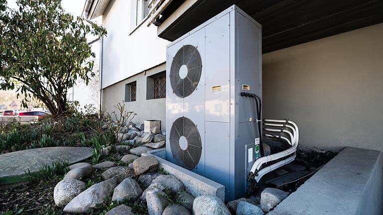 Macht eine Wärmepumpe im Altbau Sinn? Die Verbraucherberatung macht dazu eine Vergleichsrechnung auf. Macht eine Wärmepumpe im Altbau Sinn? Die Verbraucherberatung macht dazu eine Vergleichsrechnung auf.