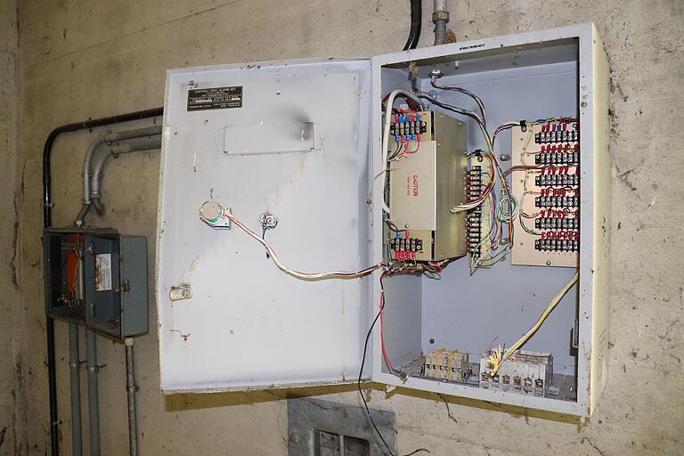 Jeder der Bunker hatte seine eigenen Sicherungs- und Öffnungsvorrichtungen. Die Schaltkästen sind weitgehend geplündert. Jeder der Bunker hatte seine eigenen Sicherungs- und Öffnungsvorrichtungen. Die Schaltkästen sind weitgehend geplündert.