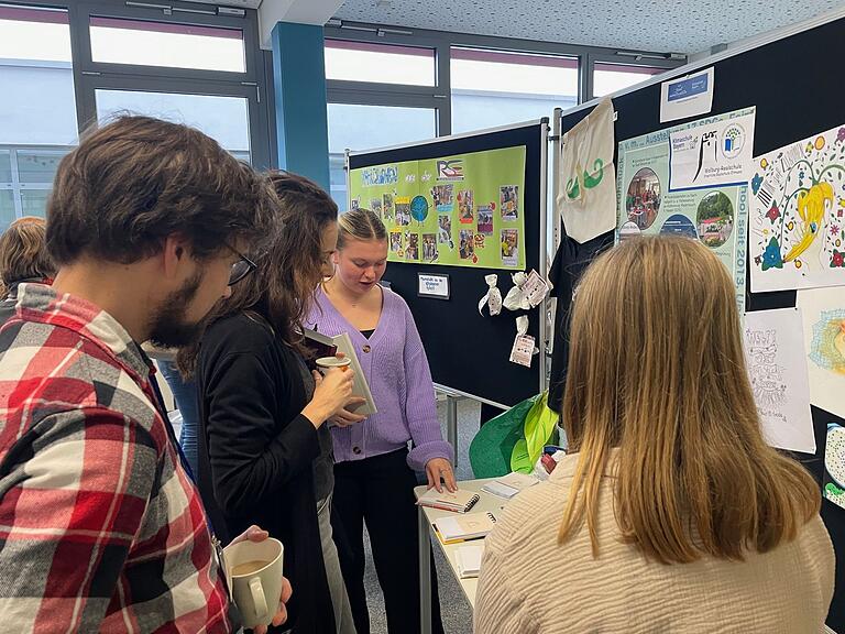 Schüler der Wallburg-Realschule informieren hier über Ziele und Maßnahmen ihrer Klimaschule. Schüler der Wallburg-Realschule informieren hier über Ziele und Maßnahmen ihrer Klimaschule.