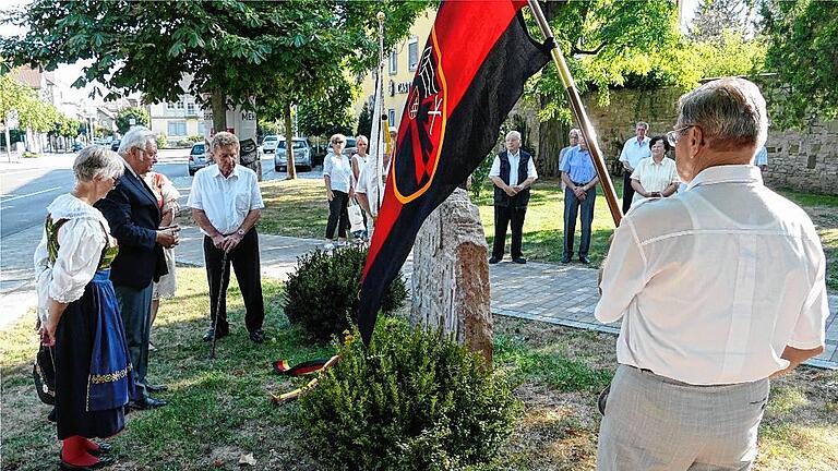 Am Gedenkstein am Alten Friedhof gedachten die Landsmannschaften ihrer bei Flucht und Vertreibung ums Leben gekommenen Verwandten und Freunde. Am Gedenkstein am Alten Friedhof gedachten die Landsmannschaften ihrer bei Flucht und Vertreibung ums Leben gekommenen Verwandten und Freunde.