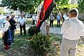 Am Gedenkstein am Alten Friedhof gedachten die Landsmannschaften ihrer bei Flucht und Vertreibung ums Leben gekommenen Verwandten und Freunde.