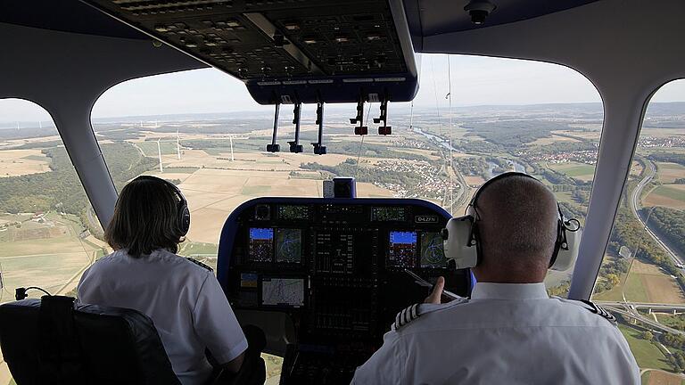Moderne Technik im Cockpit: Die Zeppelin-Piloten bei der Arbeit. Moderne Technik im Cockpit: Die Zeppelin-Piloten bei der Arbeit.