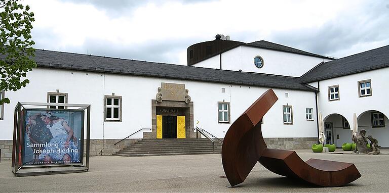 Aus der Anfangszeit, nach Eröffnung der Kunsthalle 2009: Plakat zur Sammlung Joseph Hierling auf dem Vorplatz. Aus der Anfangszeit, nach Eröffnung der Kunsthalle 2009: Plakat zur Sammlung Joseph Hierling auf dem Vorplatz.