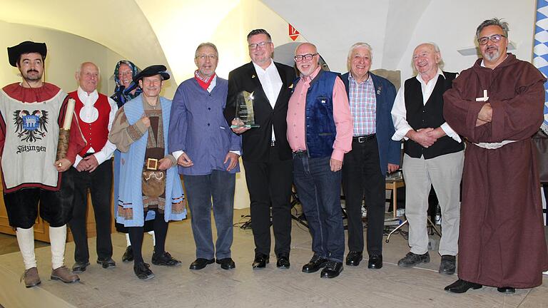 Nun ist es raus: Die Mannschaft des 'Historischen Kellerspiels' der KiKaG ist der neunte Preisträger des 'Sterns von Kitzingen', den die Bayernpartei vergibt. In der Bildmitte: KiKaG-Präsident Rainer Müller und Kreisrat Uwe Hartmann. Nun ist es raus: Die Mannschaft des 'Historischen Kellerspiels' der KiKaG ist der neunte Preisträger des 'Sterns von Kitzingen', den die Bayernpartei vergibt. In der Bildmitte: KiKaG-Präsident Rainer Müller und Kreisrat Uwe Hartmann.