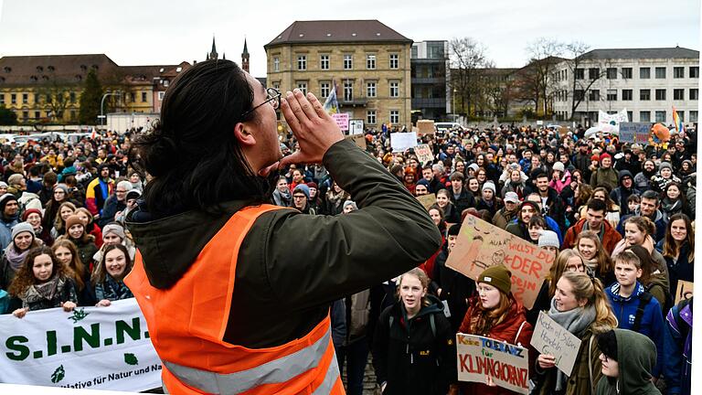 Die verschiedenen Ortsgruppen der Fridays For Future-Bewegung hatten erneut zum globalen Klimastreik aufgerufen. In Würzburg beteiligten sich am Freitagmittag laut Veranstaltern 6000 Menschen. Die verschiedenen Ortsgruppen der Fridays For Future-Bewegung hatten erneut zum globalen Klimastreik aufgerufen. In Würzburg beteiligten sich am Freitagmittag laut Veranstaltern 6000 Menschen.