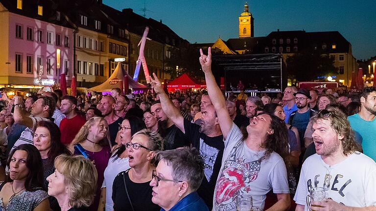 Beste Stimmung auf dem Schweinfurter Marktplatz mit der Band 'Number Nine': Das Foto ist beim Stadtfest 2019 entstanden. Beste Stimmung auf dem Schweinfurter Marktplatz mit der Band 'Number Nine': Das Foto ist beim Stadtfest 2019 entstanden.