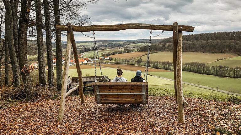Die Schaukeln bieten den Menschen einen bezaubernden Blick über die Landschaften im Landkreis.