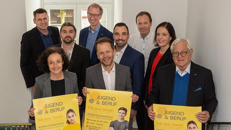 Hoffen auf viele junge Menschen auf dem Weg in eine berufliche Zukunft dank der Ausbildungsmesse 'Jugend und Beruf' an diesem Samstag: Jörg Geier (Landratsamt Rhön Grabfeld), Hermann Weiland, Tobias Weigand, Christoph Rothaug, Bürgermeister Michael Werner, Dagmar Rudolf, Barbara Hoffstadt, Peter Schmidt (Wirtschaftsschule) und Hubert P. Büchs. Hoffen auf viele junge Menschen auf dem Weg in eine berufliche Zukunft dank der Ausbildungsmesse 'Jugend und Beruf' an diesem Samstag: Jörg Geier (Landratsamt Rhön Grabfeld), Hermann Weiland, Tobias Weigand, Christoph Rothaug, Bürgermeister Michael Werner, Dagmar Rudolf, Barbara Hoffstadt, Peter Schmidt (Wirtschaftsschule) und Hubert P. Büchs. 