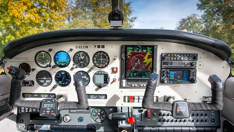 Das Cockpit mit neuer Avionik im November 2023
