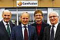 Betriebsbesichtigung: (von links) Landrat Eberhard Nuß, Johann Niggl (Leiter Invest in Bavaria), Ralf Lother (Senior Vice President bei CareFusion) und Höchbergs Bürgermeister Peter Stichler.
