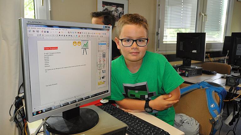 Julius (10) arbeitet an der Projektzeitung, die beim Abschlussfest am Freitag verkauft werden soll.